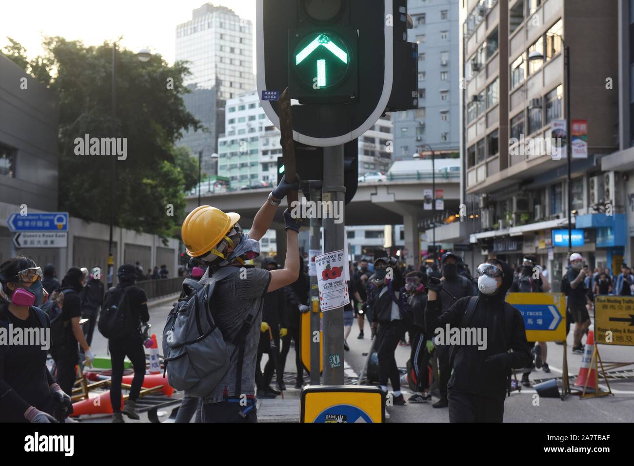 November 2, 2019, Hongkong, China: ein Demonstrant demoliert Ampel während der Demonstration der Demokratiebewegung mit dem Protest gegen die Auslieferung Rechnung stammt. Hongkong hat Eingetragen 22. Woche Massenproteste fortgesetzt. (Bild: © Miguel Candela/SOPA Bilder über ZUMA Draht) Stockfoto