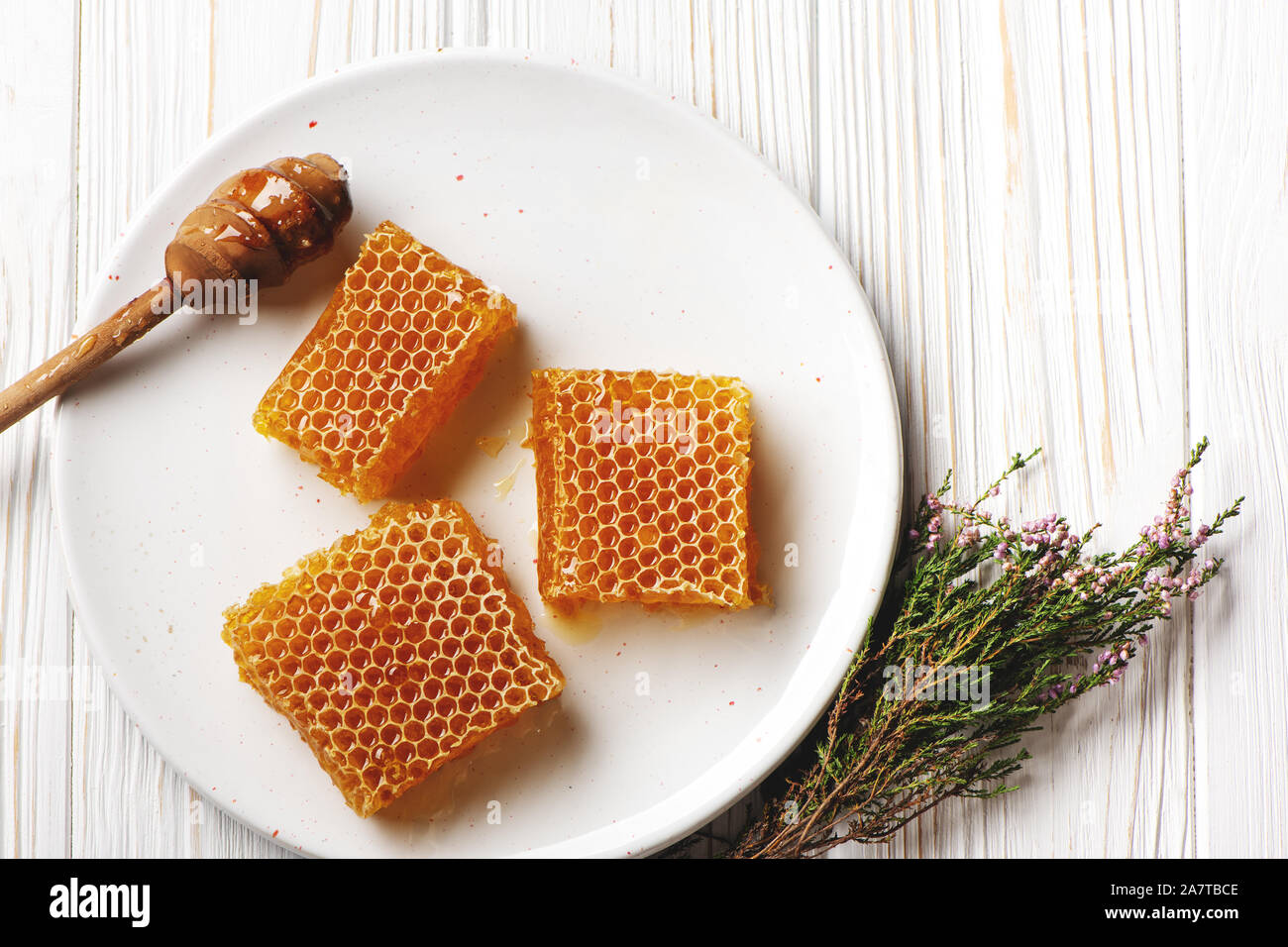 Waben auf Platte auf weißem Holz- Hintergrund. Stockfoto