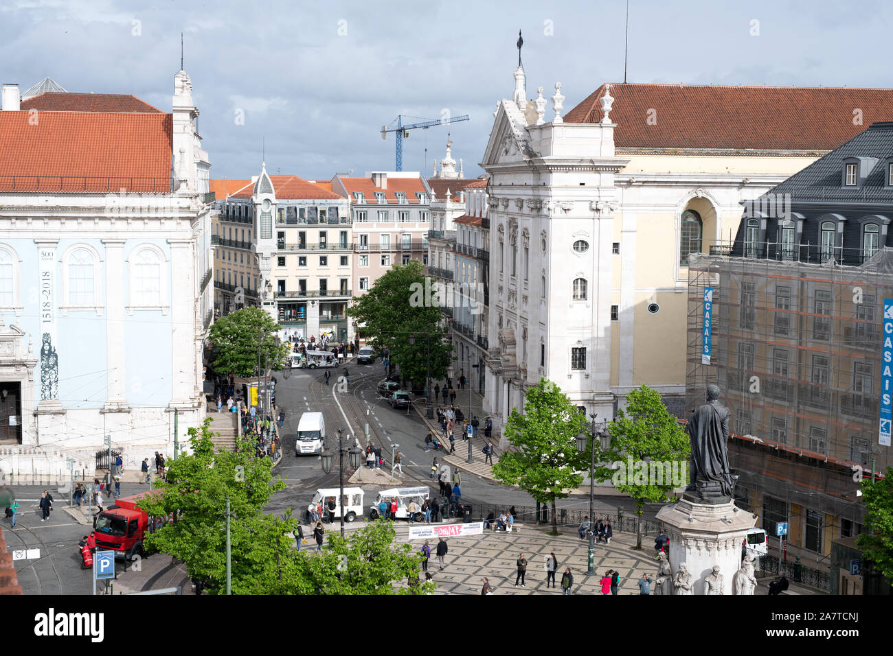 Lison, Portugal, 17. April 2019: Blick über den Platz in Richtung der Straße von Largo do Chiado, wo zwei Kirchen einander gegenüberstellen. Die auf der linken Seite ist Stockfoto