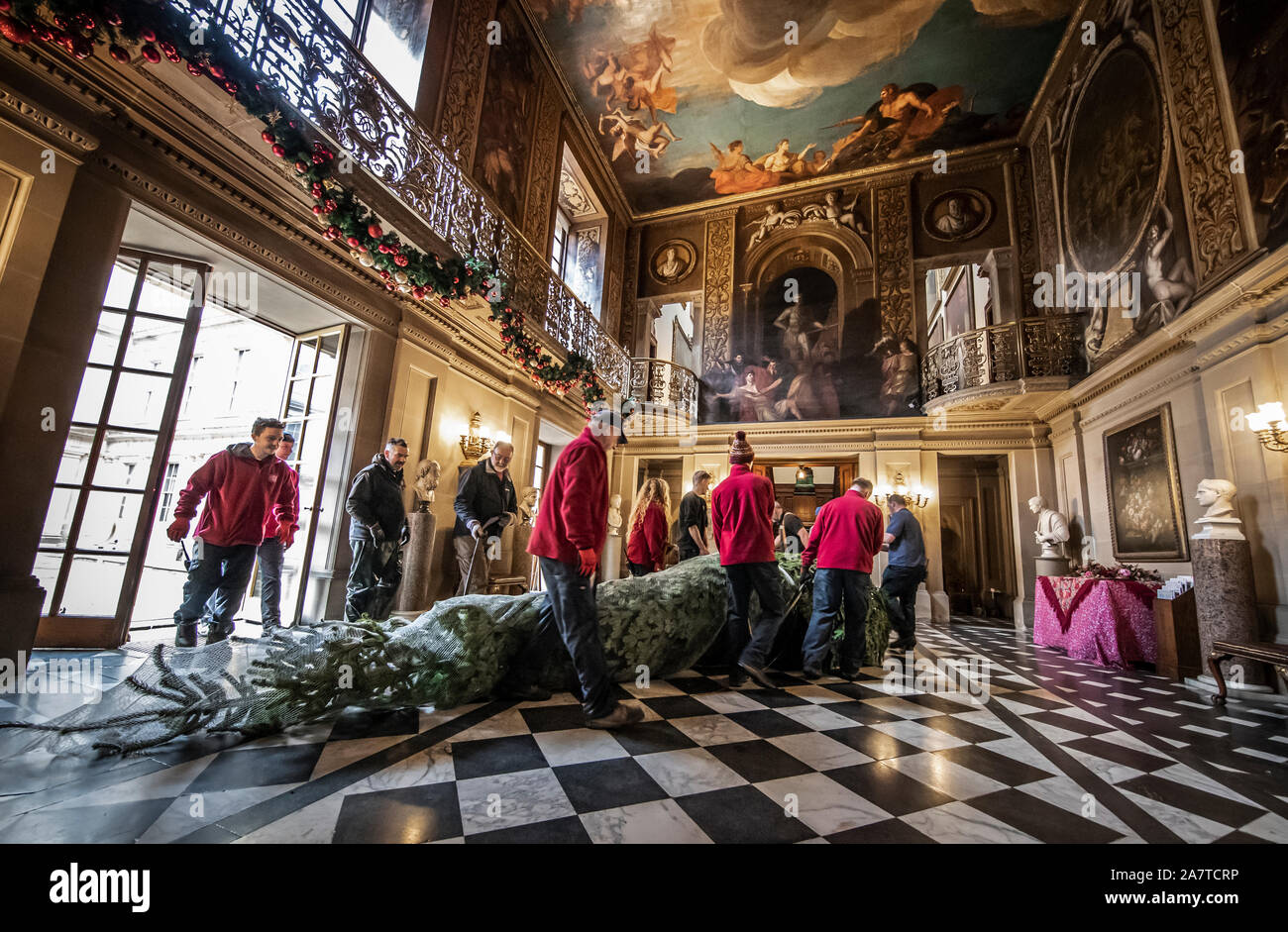 Ein Weihnachtsbäume installiert wird, wie, vierzehn Weihnachtsbäume, bis zu 24 ft in der Höhe, in der Nähe von Chatsworth House, Bakewell, Derbyshire ankommen, für die Einrichtung rund um das stattliche Haus vor der Weihnachtszeit Öffnung für die Öffentlichkeit am Samstag. Stockfoto
