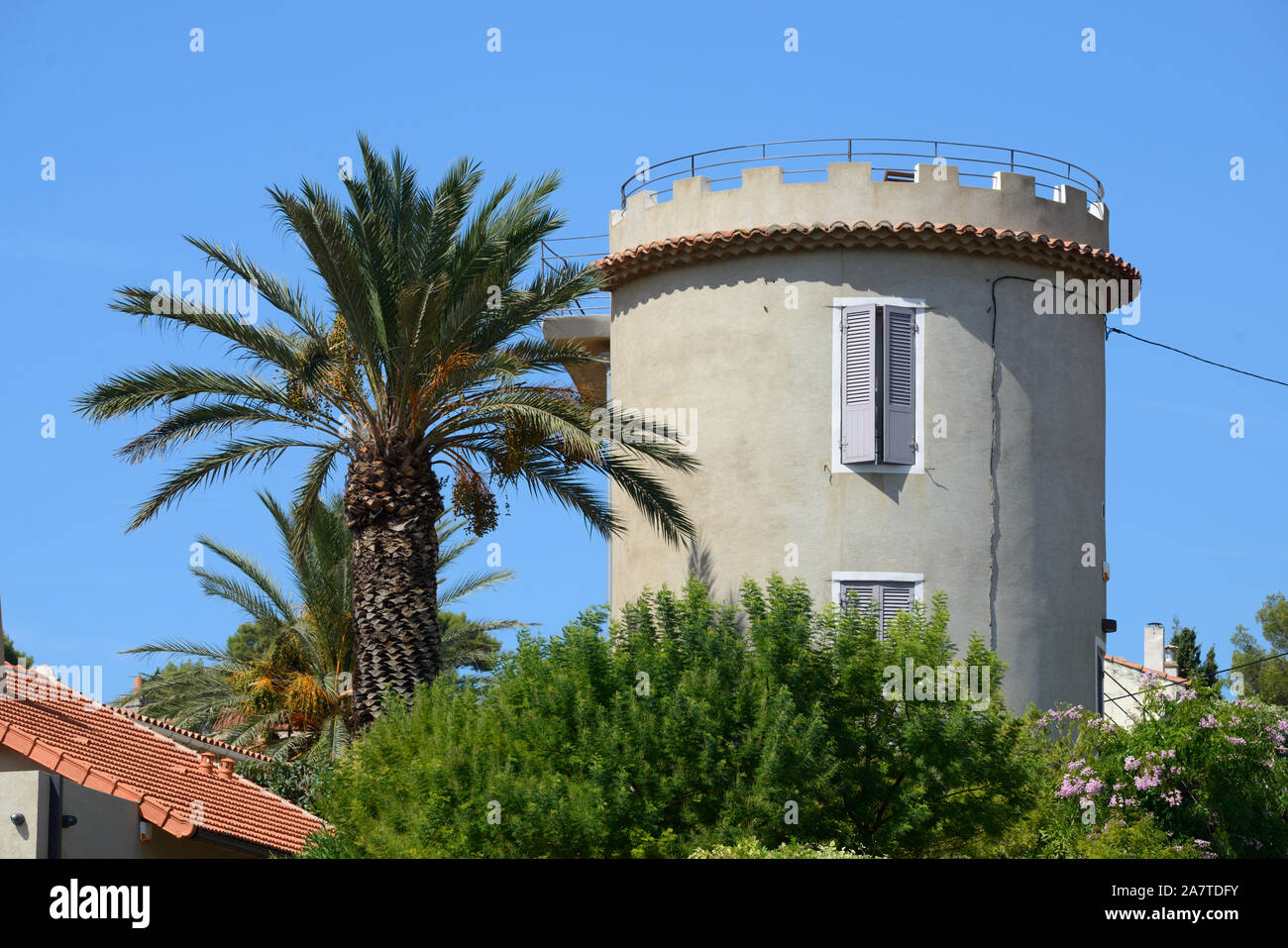 Das Tower House & Palm Tree La Ciotat Provence Frankreich Stockfoto