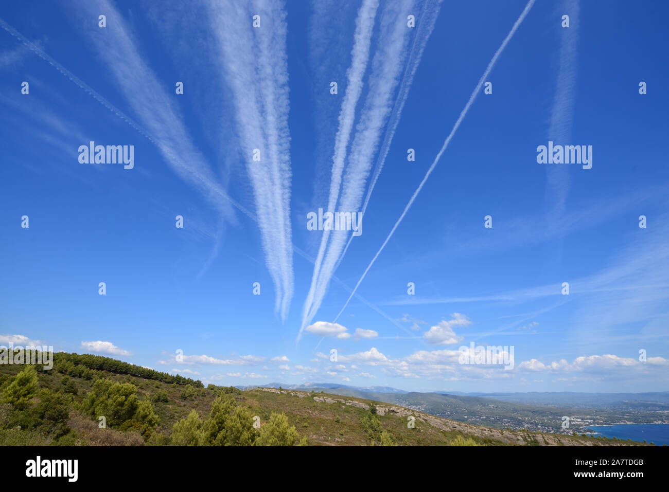 Kondensstreifen, Kondensstreifen, Kondensstreifen, Line-Shaped Wolken oder Homogenitus konvergierenden zu Fluchtpunkt im blauen Himmel Stockfoto