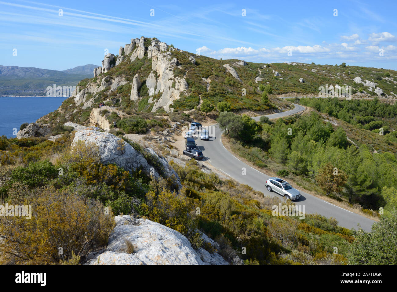 Autos entlang der Route des Crêtes Küstenstraße in den Calanques Nationalpark zwischen Cassis und La Ciotat Provence Frankreich Stockfoto