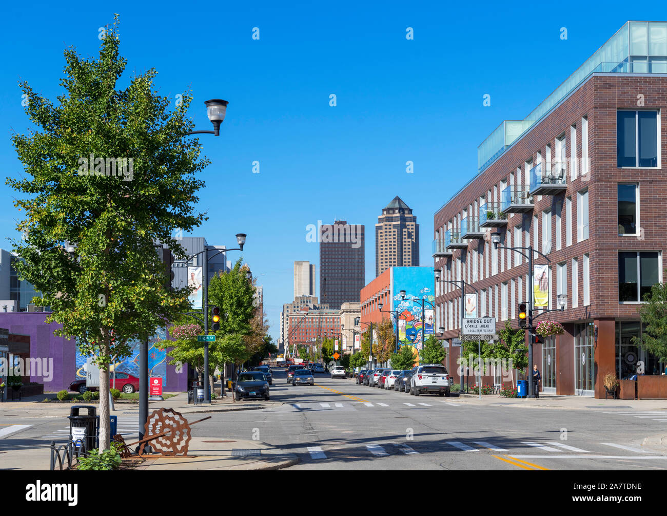 Blick auf die Innenstadt von E Locust St im East Village, Des Moines, Iowa, USA. Stockfoto