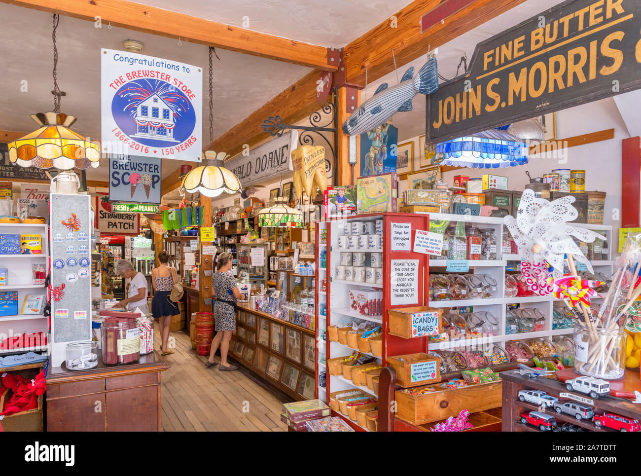 Innenraum der Brewster Store, einem traditionellen General Store in Brewster, Cape Cod, Massachusetts, USA Stockfoto