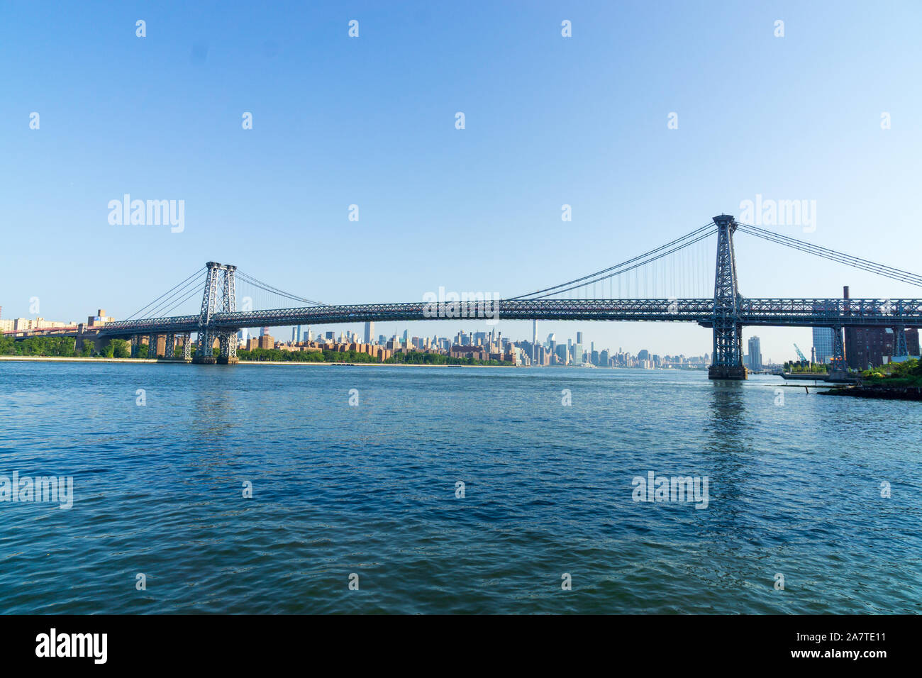 Ein Blick auf die Williamsburg Bridge in New York City. Stockfoto