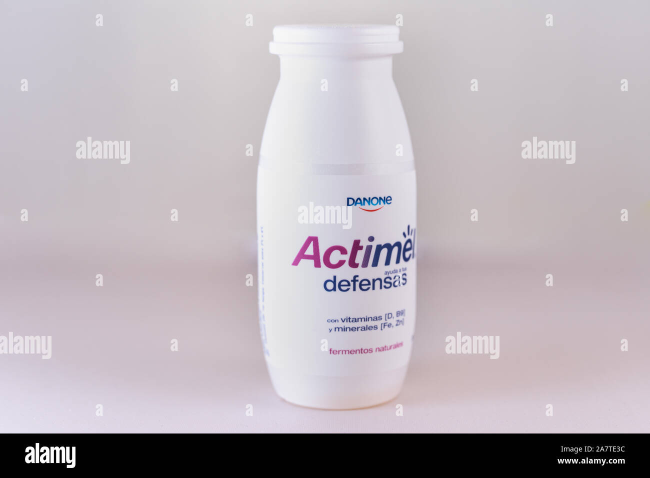 Barcelona, Spanien. November 2019: Flasche Actimel probiotischer Joghurt geben Sie trinken. Von dem französischen Unternehmen Danone produziert Stockfoto