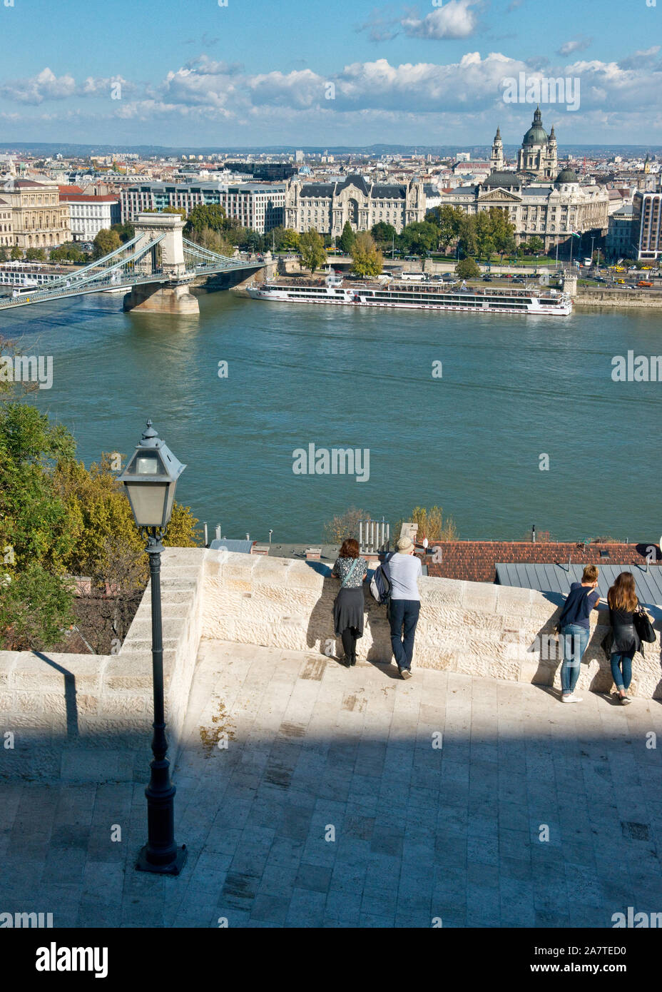 Touristen, die in Anbetracht von Buda Castle Hill. Mit Kette Brücke und die Donau unterhalb und Pest von Budapest in der Entfernung. Stockfoto