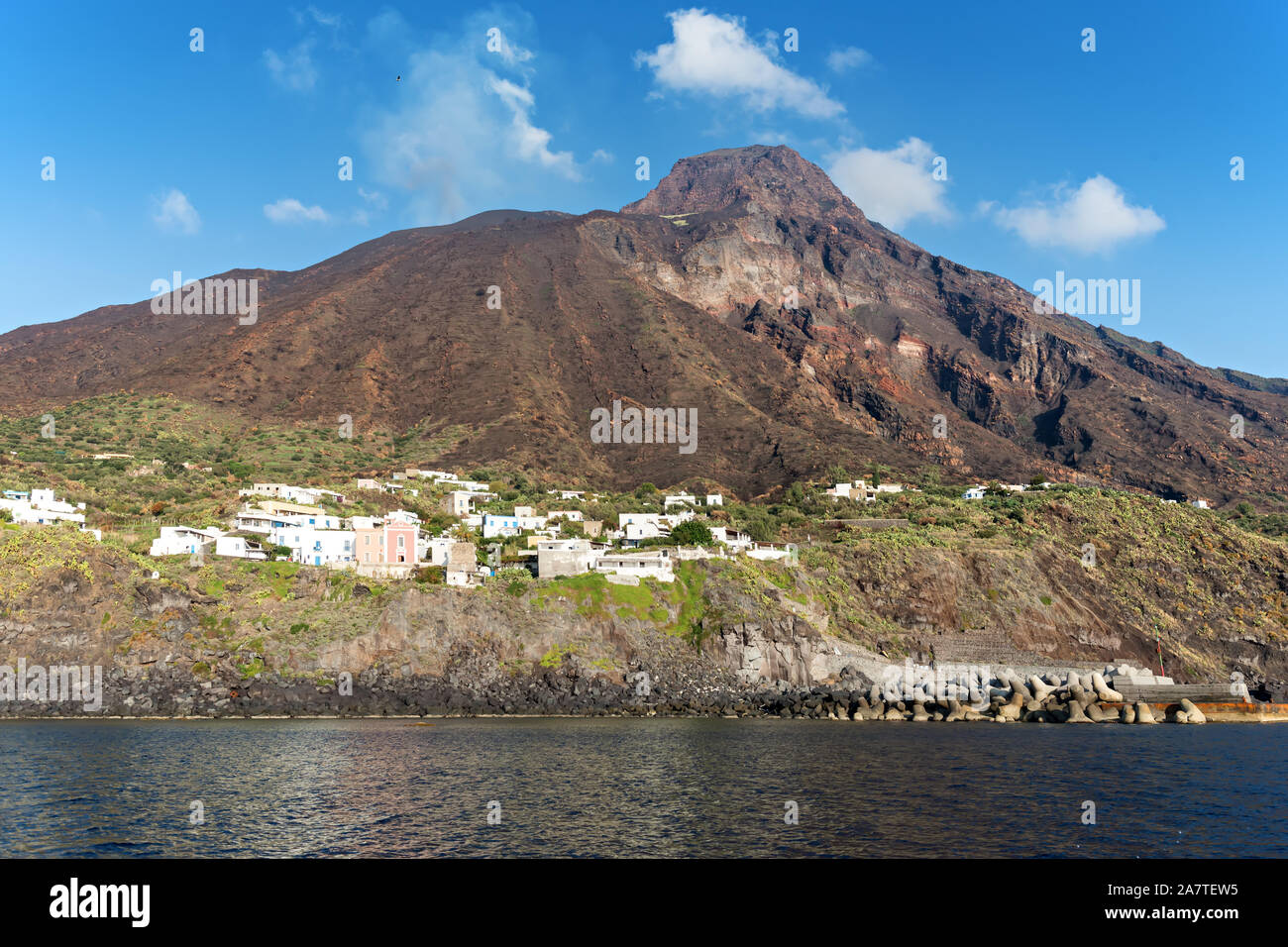 Die kleine Stadt von Ginostra, die nur vom Meer aus zugänglich und seinem Hafen Auf der äolischen Insel Stromboli Vulcano, Sizilien, Italien. Stockfoto