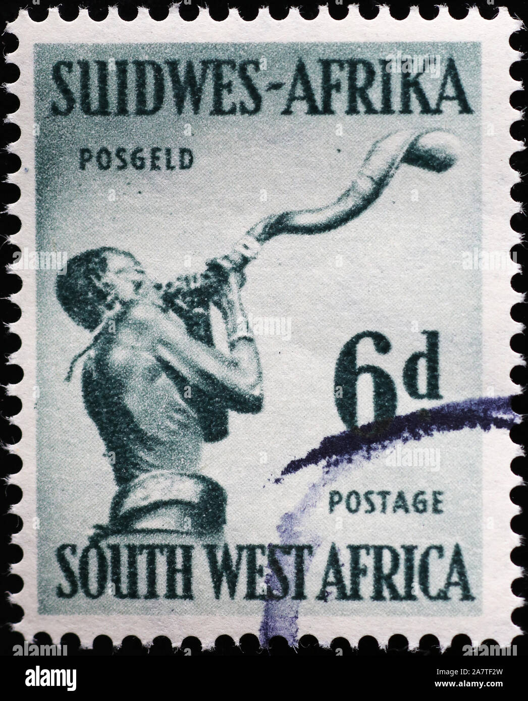 Man bläst ein Horn auf Vintage südafrikanischen Stempel Stockfoto