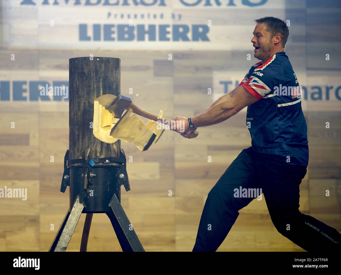 Standing Block Chop Disziplin - elgan Pugh - sechsfache Weltmeister Großbritannien Stockfoto