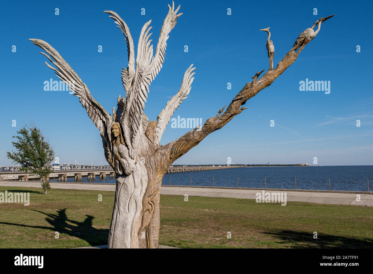 Angel Tree of Bay St. Louis, Kettensäge schnitzen von Dayle Lewis in einer riesigen Eiche, die von Hurrikan Katrinas Salzwassersturm Flut, Mississippi USA, getötet wurde. Stockfoto
