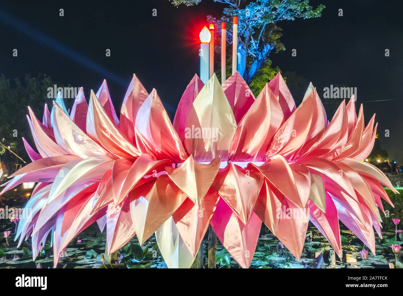 Eine schöne grosse rosa krathong aus Stoff wird in den Vorratsbehälter im Falle angezeigt als Symbol für Loy Kratong Festival in Sukhothai Historical Stockfoto