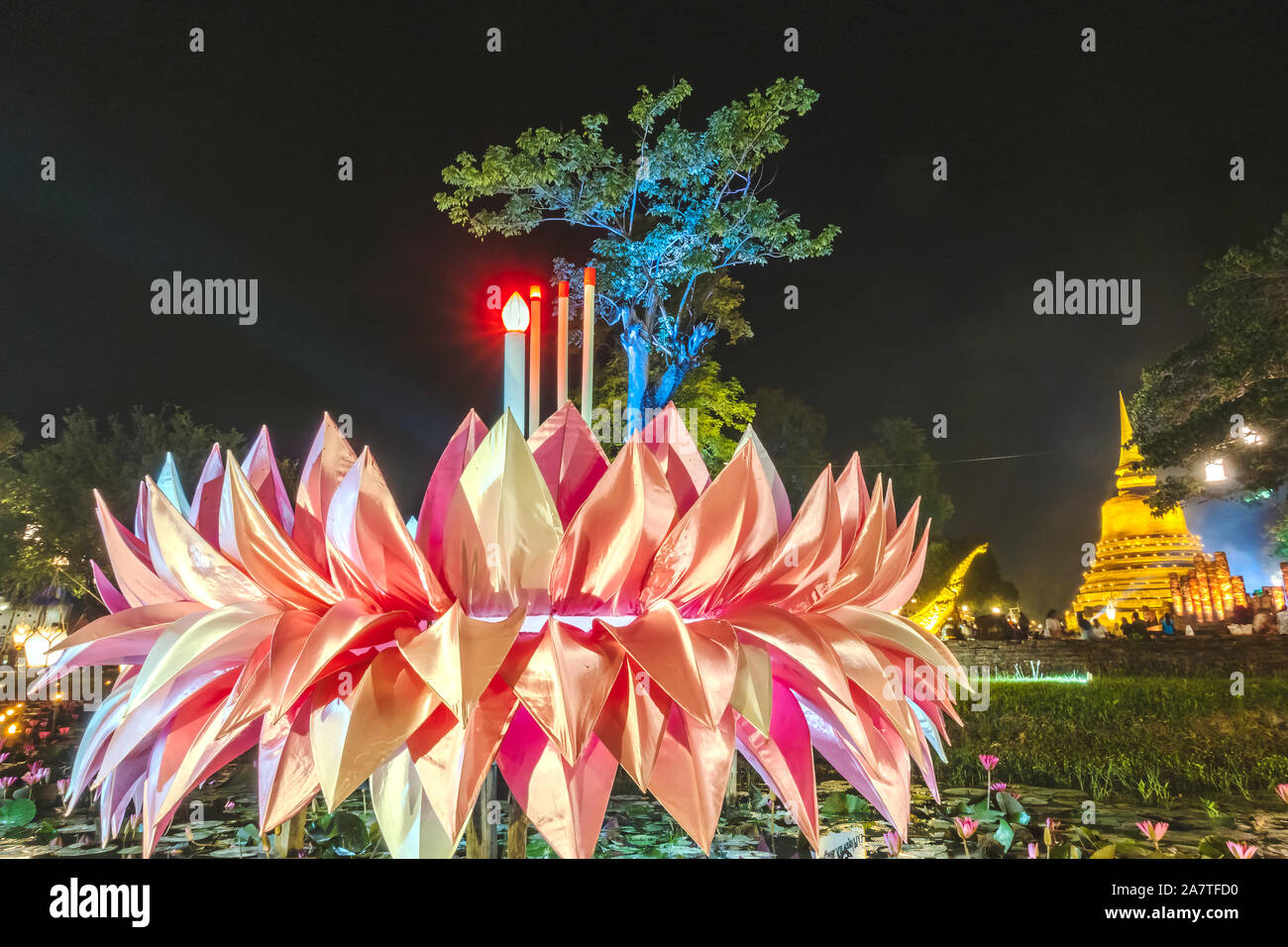 Eine schöne grosse rosa krathong aus Stoff wird in den Vorratsbehälter im Falle angezeigt als Symbol für Loy Kratong Festival in Sukhothai Historical Stockfoto