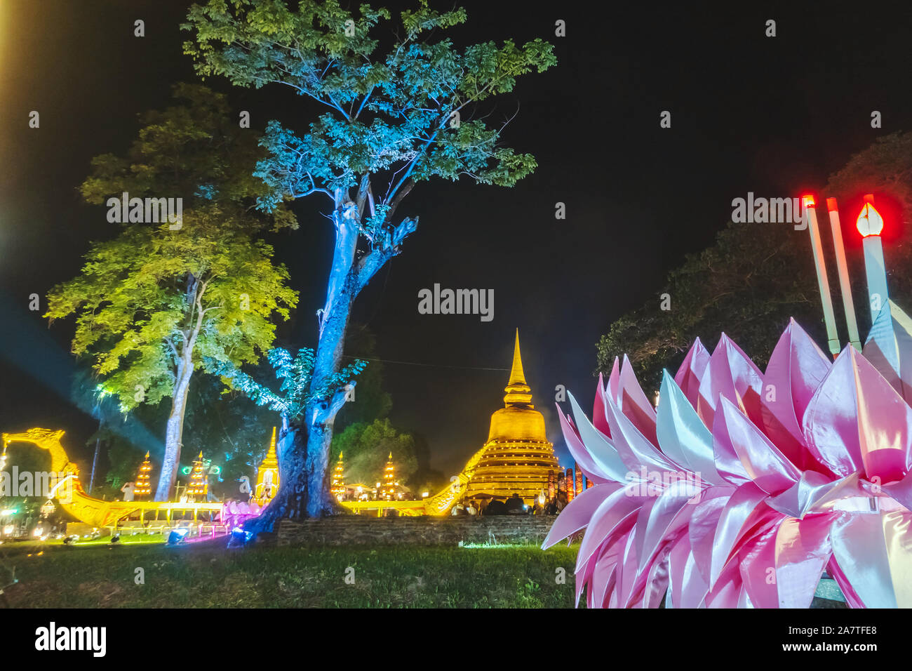 Eine schöne grosse rosa krathong aus Stoff wird in den Vorratsbehälter im Falle angezeigt als Symbol für Loy Kratong Festival in Sukhothai Historical Stockfoto