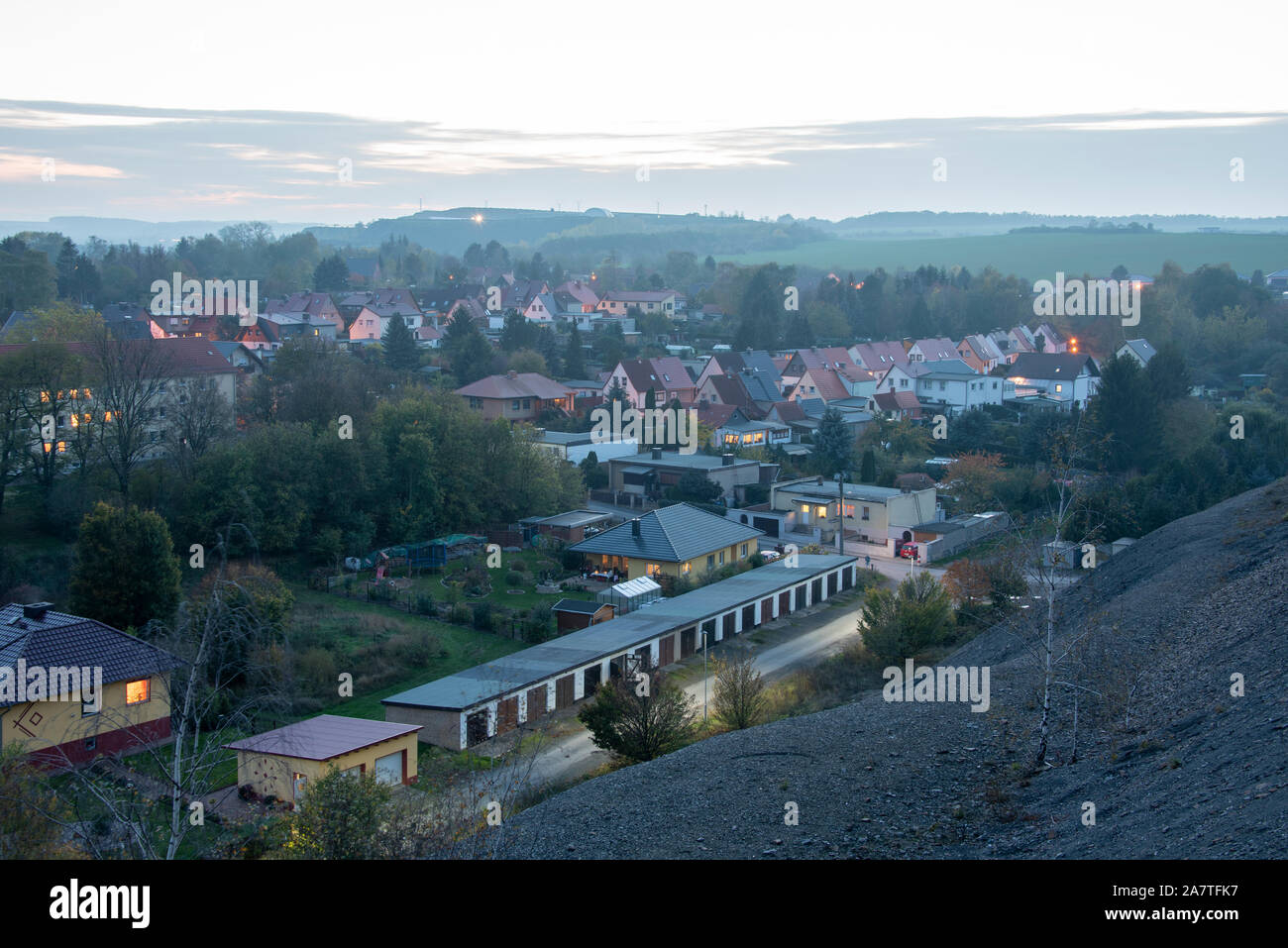 24. Oktober 2019, Eisleben: 23.10.2019, Sachsen-Anhalt, Eisleben: Blick von der Max-Lademann-Halde zu einem Einfamilienhaus Viertel in der Oberen Stadt Eisleben. Im Vordergrund sehen Sie Garagen aus DDR-Zeiten. Foto: Stephan Schulz/dpa-Zentralbild/ZB Stockfoto