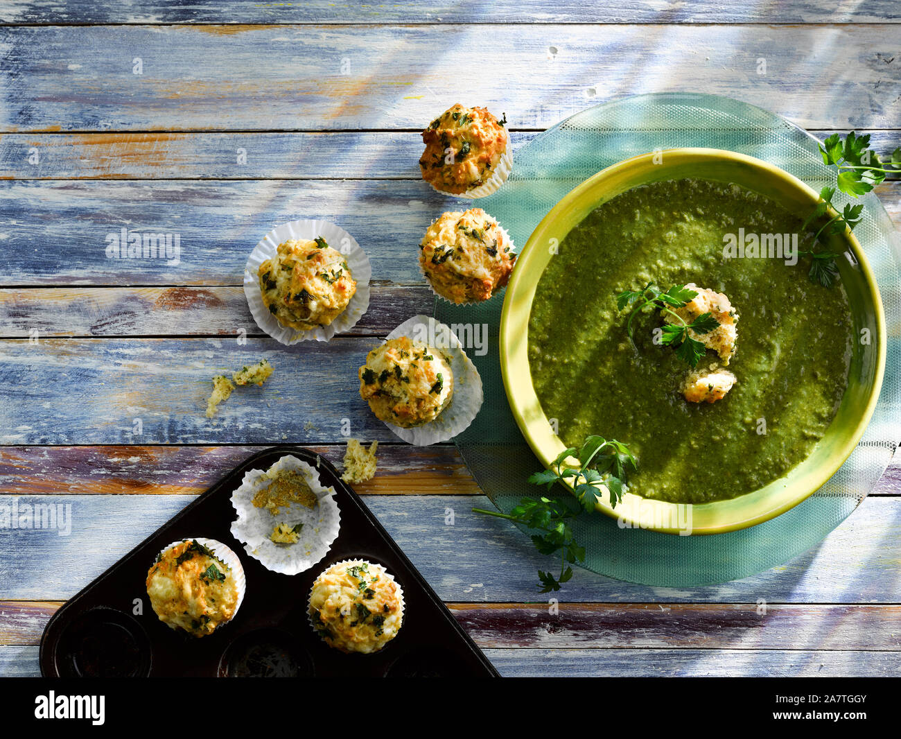 Wilder Knoblauch und Brennnessel Suppe mit Mini Muffins Käse Stockfoto