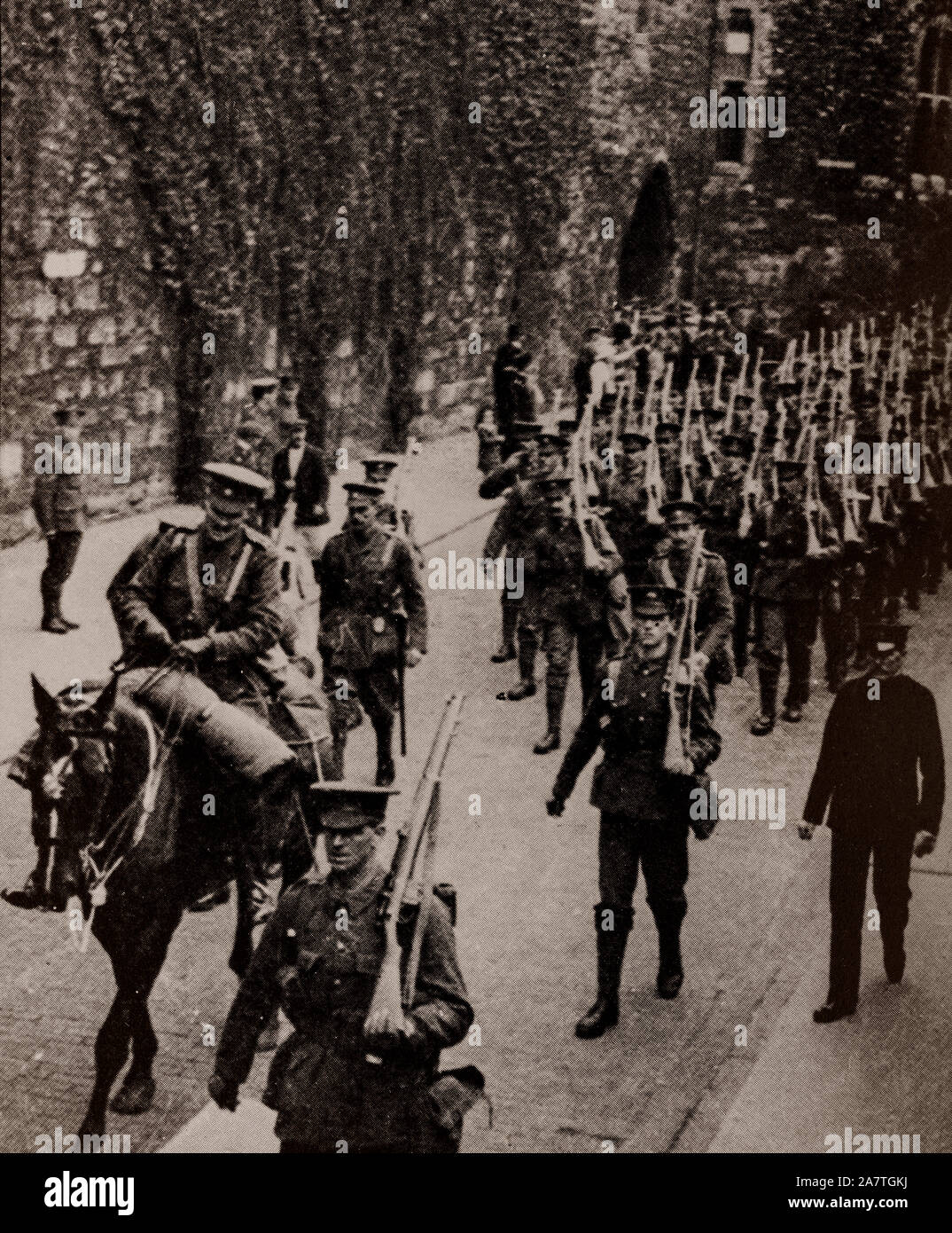Nach dem Ausbruch des Krieges, Truppen aus dem 2. Scots Guards lassen Sie den Tower von London für die Mobilisierung Zentrum im New Forest. Stockfoto