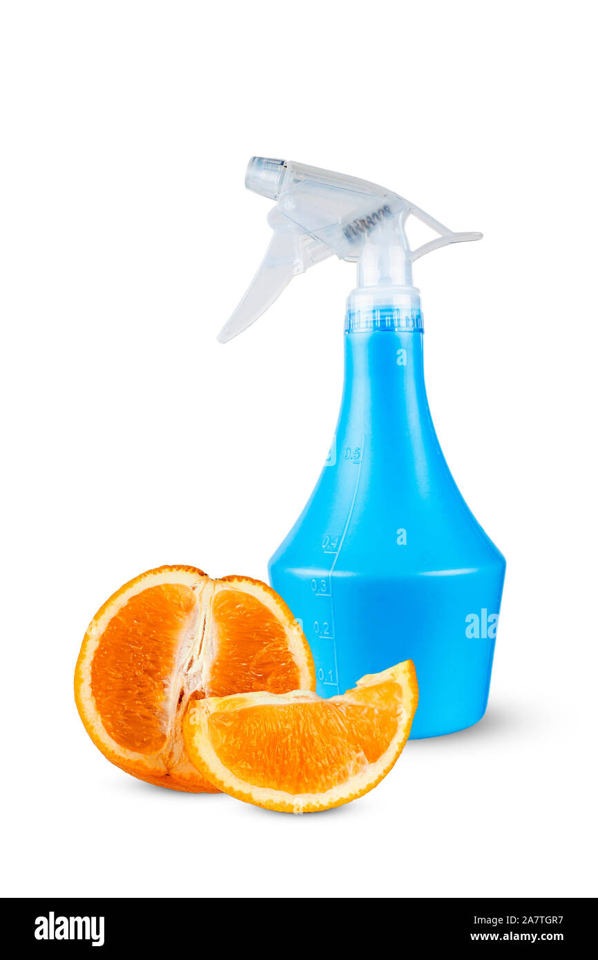 Orange vor dem Hintergrund einer Plastikflasche mit einem Spray. Stockfoto