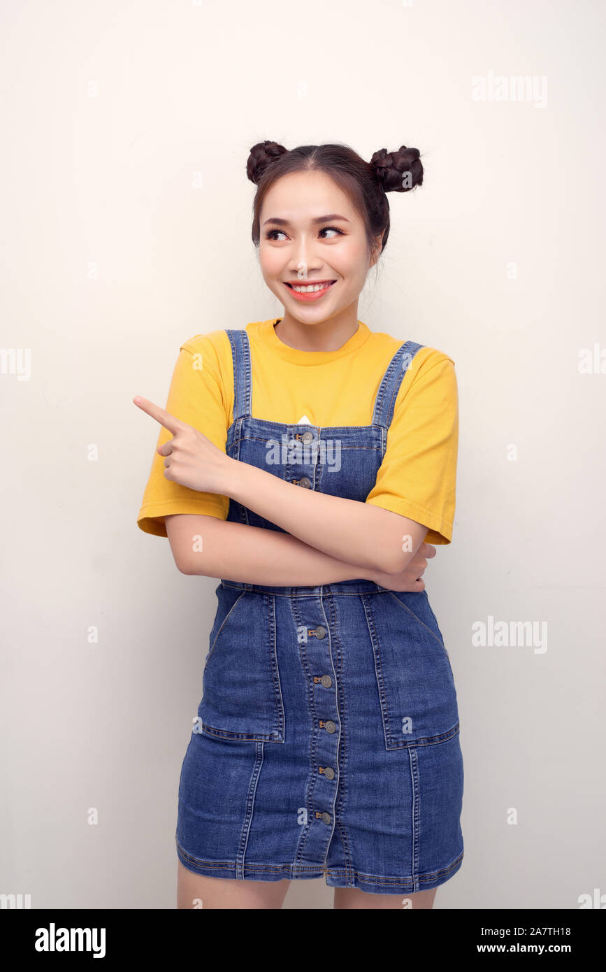 Nahaufnahme Foto schön überraschen Sie Ihre Frau Brötchen zeigen auf direkte Zeigefinger leeren Raum neues Produkt Verschleiß casual t-shirt Jeans Denim Overalls Stockfoto