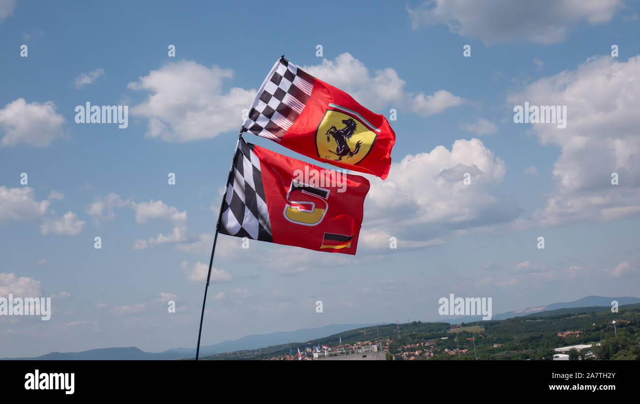 Budapest Ungarn 08 04 2019 Ferrari und Sebastian Vettel Fahnen schwingen im Wind am Hungaroring an der ungarischen Formel 1-Grand Prix Stockfoto