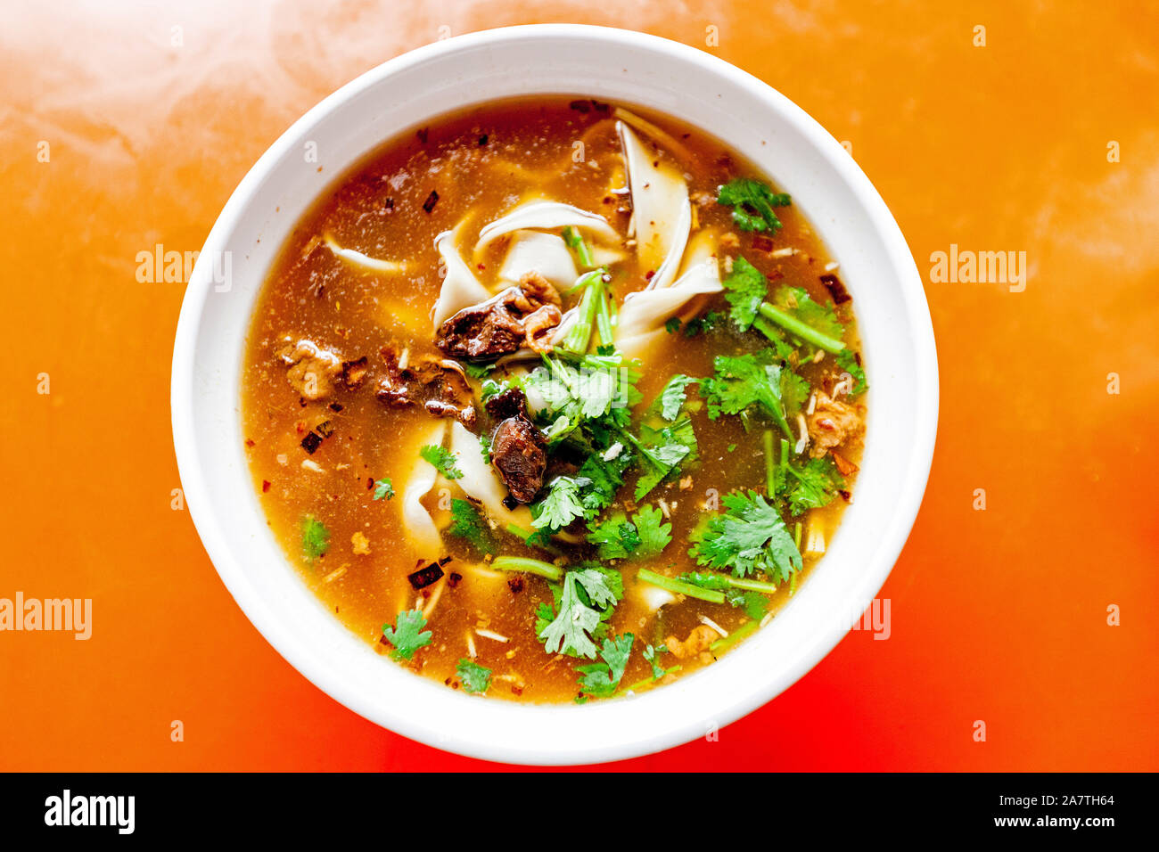 Eine Schüssel mit Lamm, Hammel Nudel ist in einem Restaurant in Huaxian Grafschaft serviert, Anyang City, Central China Provinz Henan, 8. Juni 2017. Stockfoto