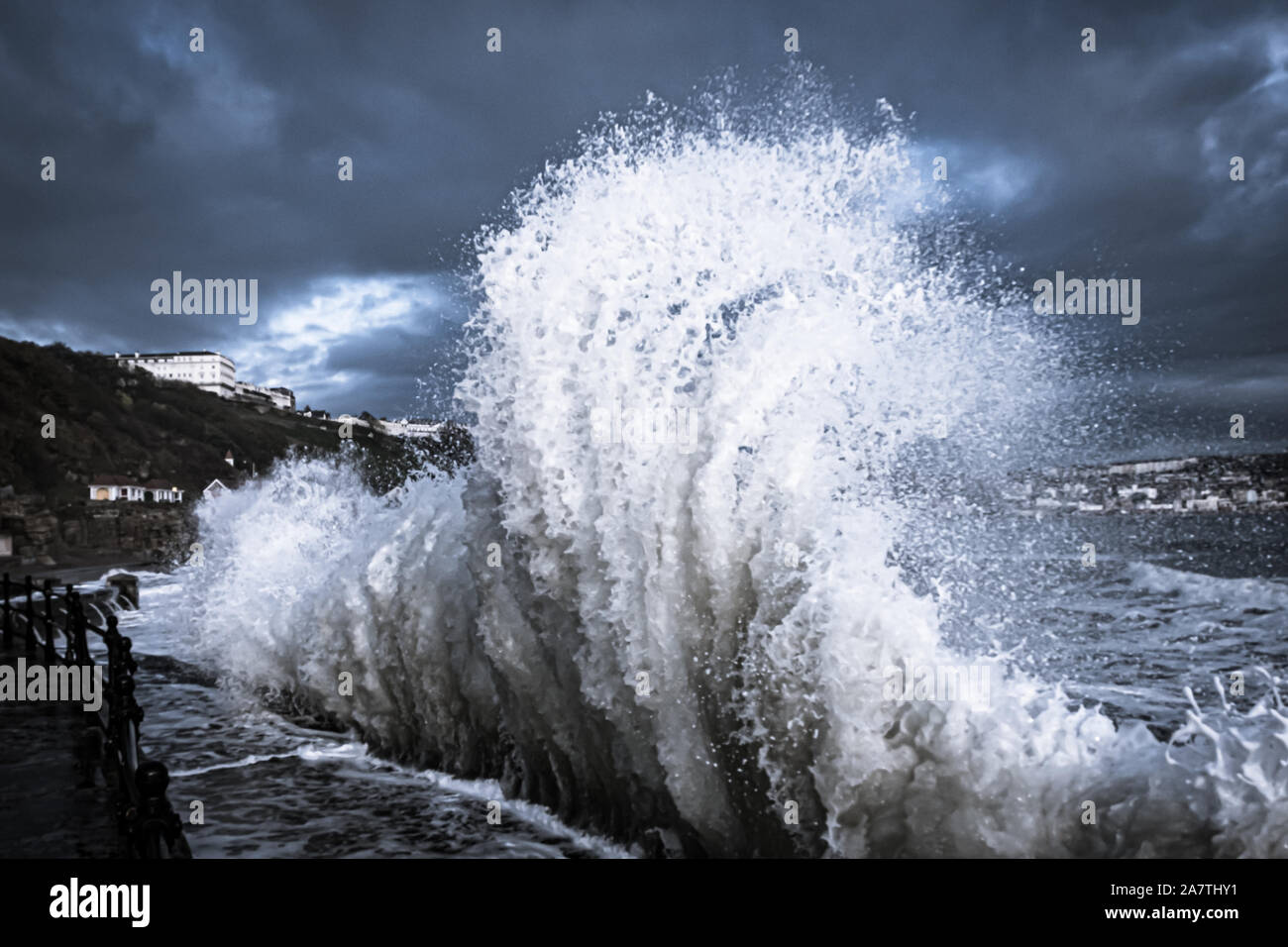 Stürmische Meere in Scarborough Stockfoto