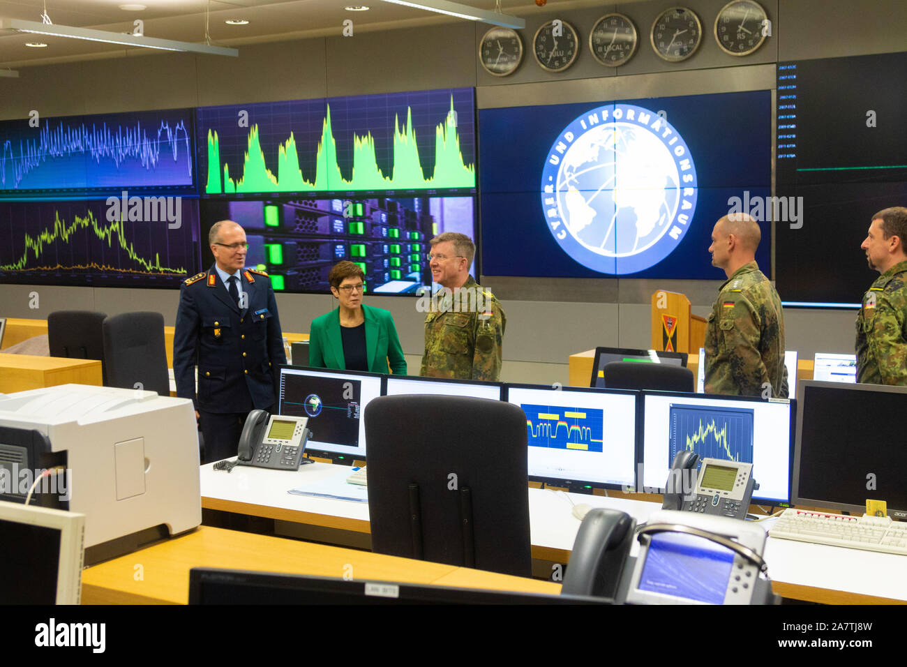 Rheinbach, Deutschland, 04.11.2019: Der Bundesminister der Verteidigung, Annegret Kramp-Karrenbauer, Besuche der militärischen Organisation Cyber und Informationen Sp Stockfoto