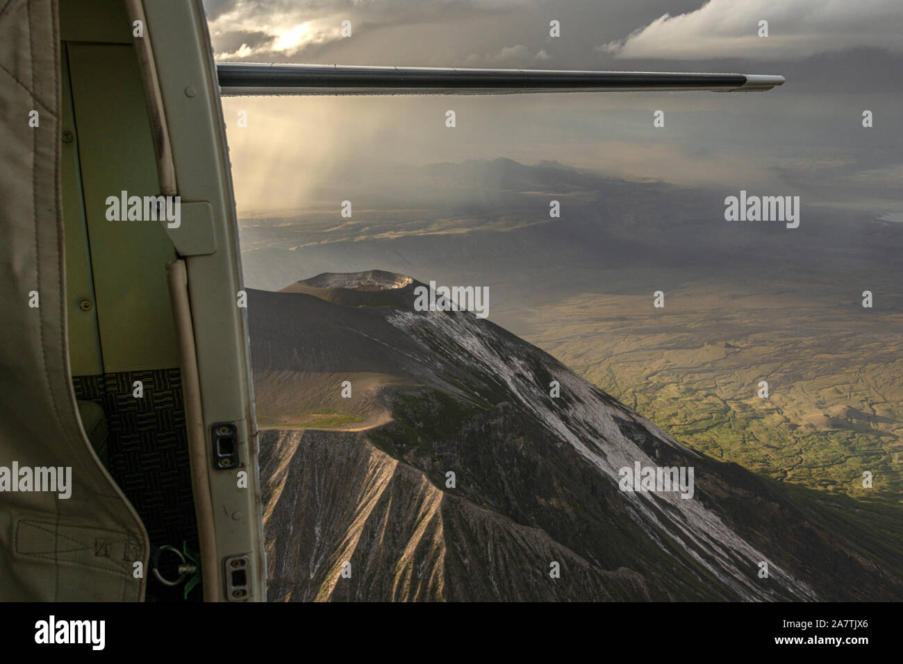 Antenne close up Perspektive des Oldoinyo Lengai Vulkan in Tansania, von der geöffneten Tür eines Cessna Caravan. Stockfoto