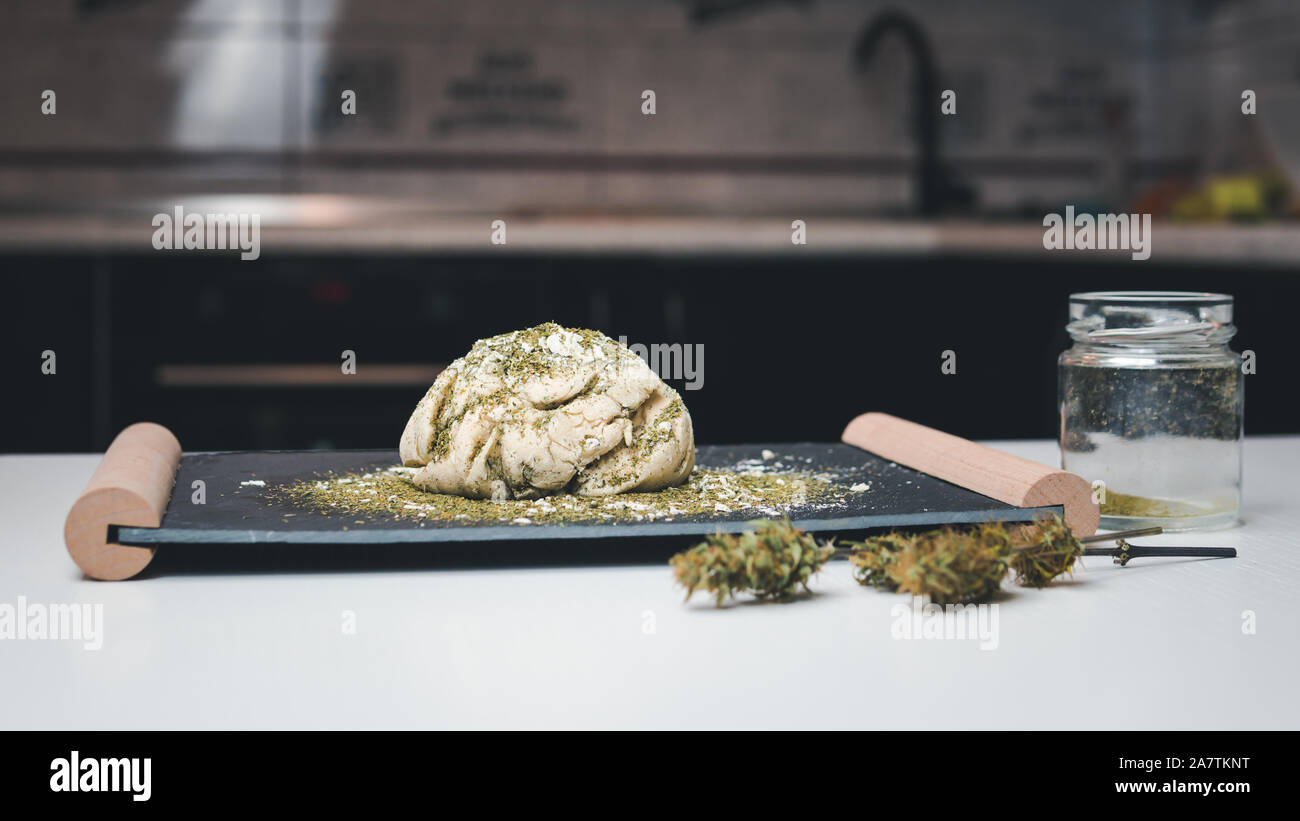 Vorbereitung zum Kochen hanf Kuchen oder Brot. In der Nähe von frischem Teig mit Cannabis Mehl. Konzept von Marihuana in der Lebensmittelindustrie Stockfoto