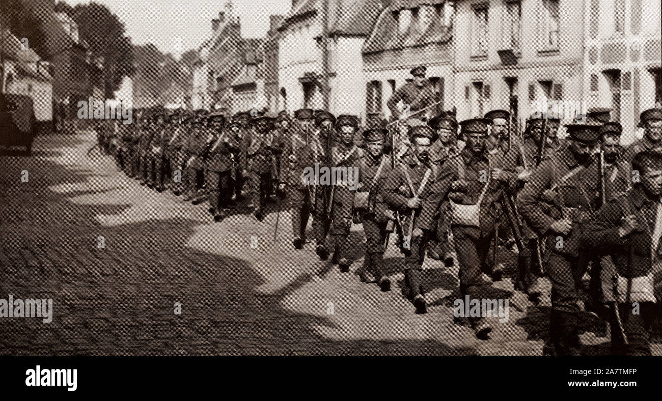 Britische Infanterie marschieren durch das Dorf Vieux Berquin nach der Schlacht von Loos, die vom 25. September bis 8. Oktober 1915 fand in Frankreich an der Westfront. Es war die größte britische Angriff von 1915, das erste Mal, dass die Britische Giftgas eingesetzt und die erste Messe Engagement der neuen Armee Einheiten. Stockfoto