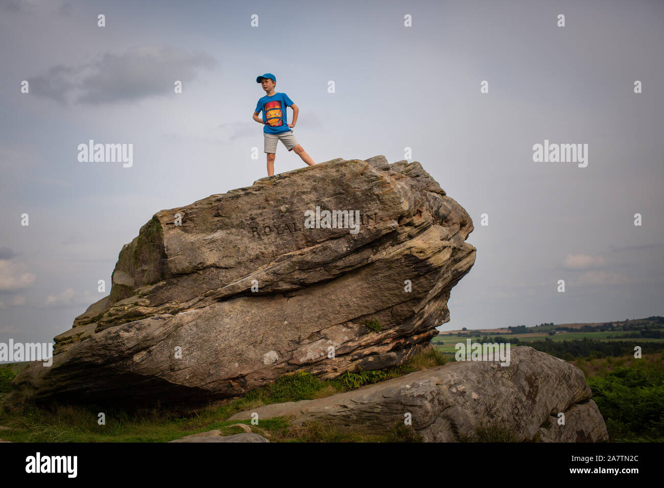 Junge stehend auf dem Royal Soverin rock, Birchen Kante, Peak District. Stockfoto