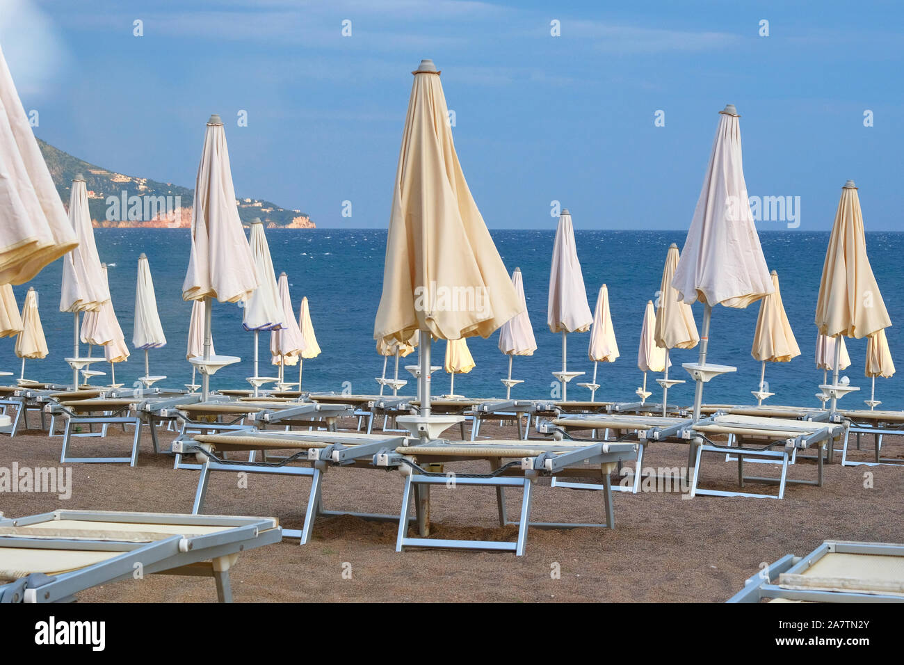 Meer Strand mit vielen Sonnenschirme und Stühle warten auf Touristen. Happy Sommer Ferien Konzept. Sonnige Sommer Strand. Stockfoto
