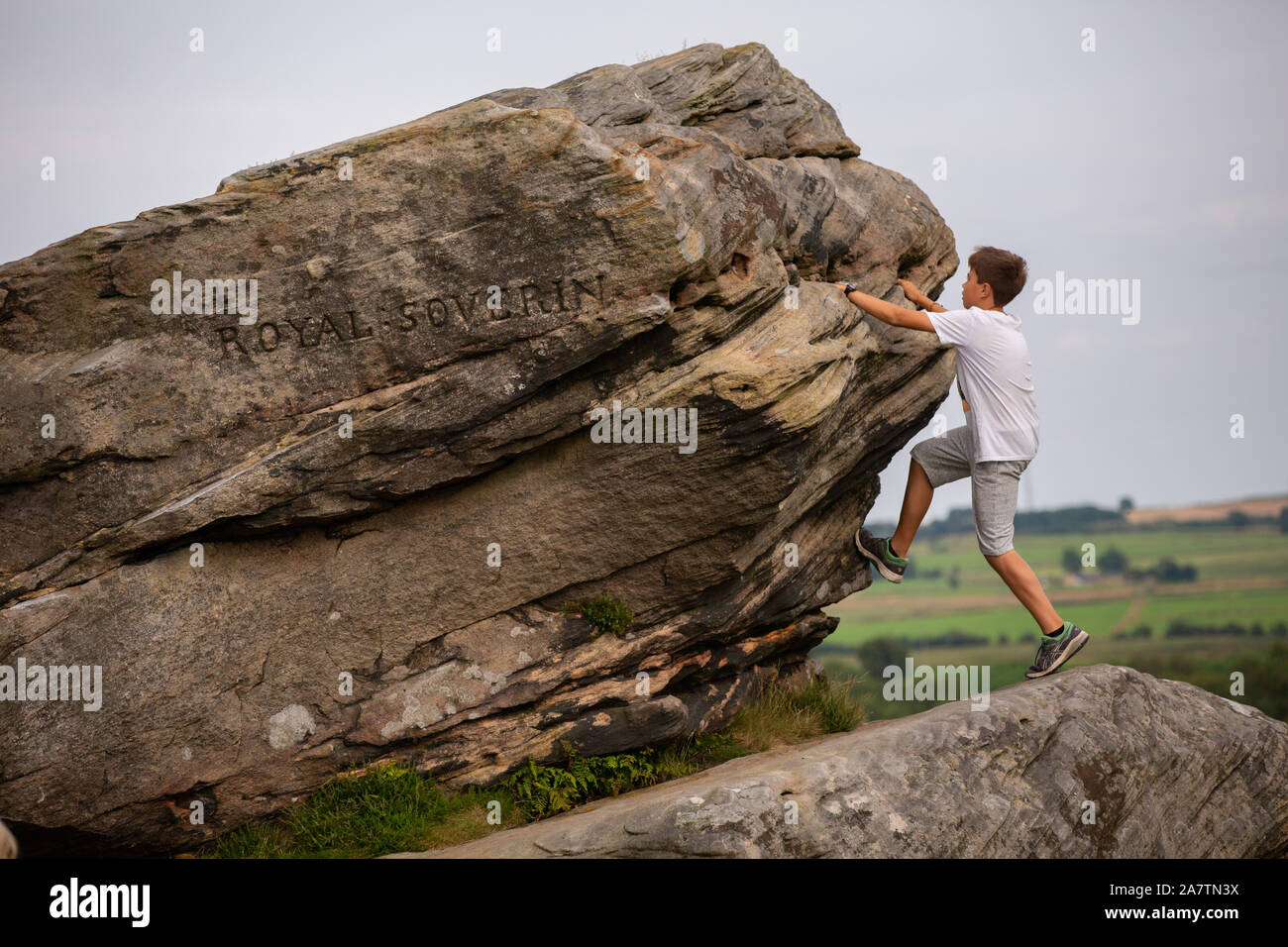 Ein 11 Jahre alter Junge klettern auf den drei Schiffen im Peak District, England, Großbritannien Stockfoto