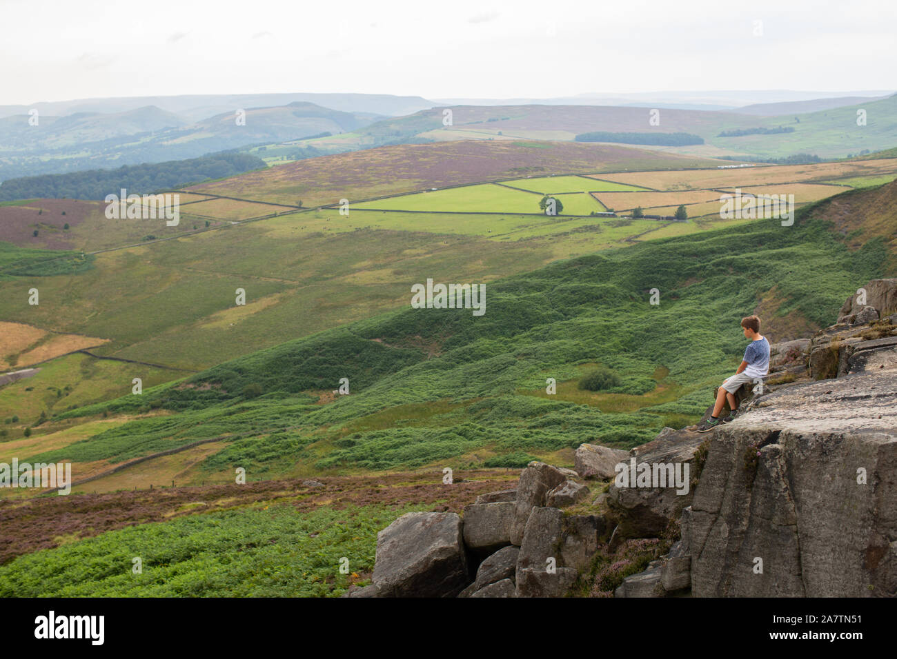 Ein Junge mit Blick über die Ansicht des Peak District. Stockfoto