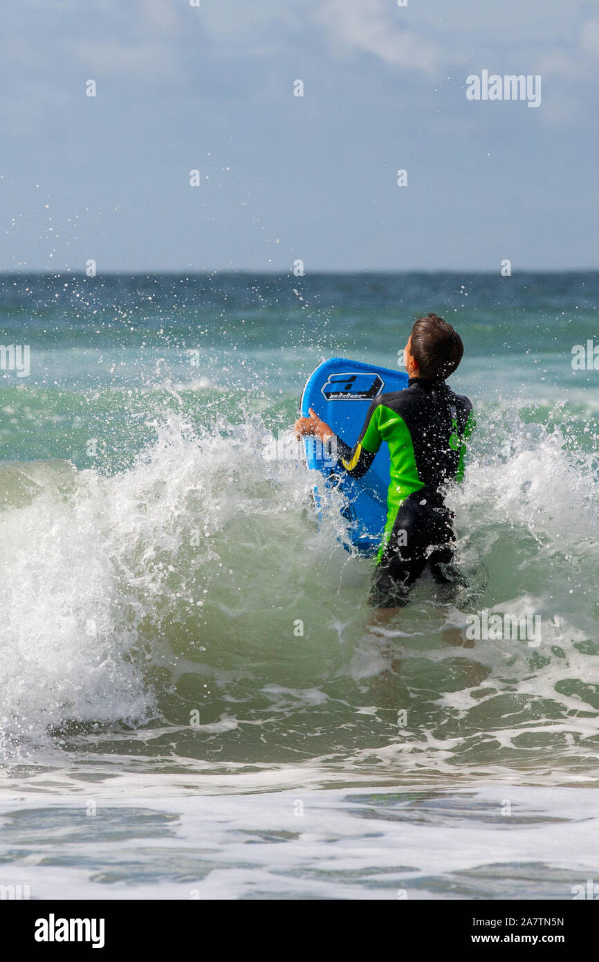 Ein Junge Surfen in Pembrokeshire, Wales. Stockfoto
