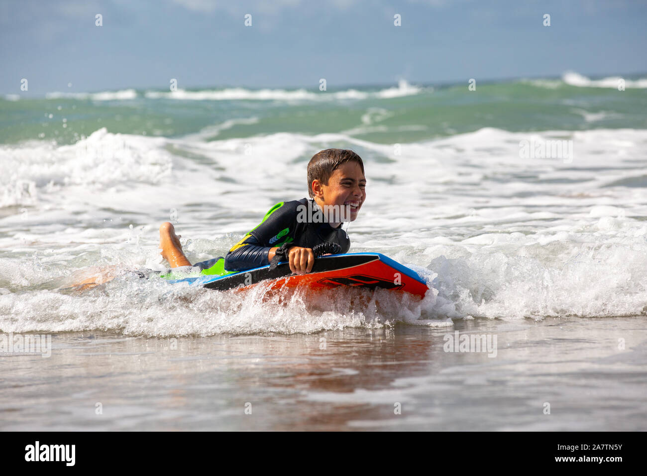 Ein Junge Surfen in Pembrokeshire, Wales. Stockfoto