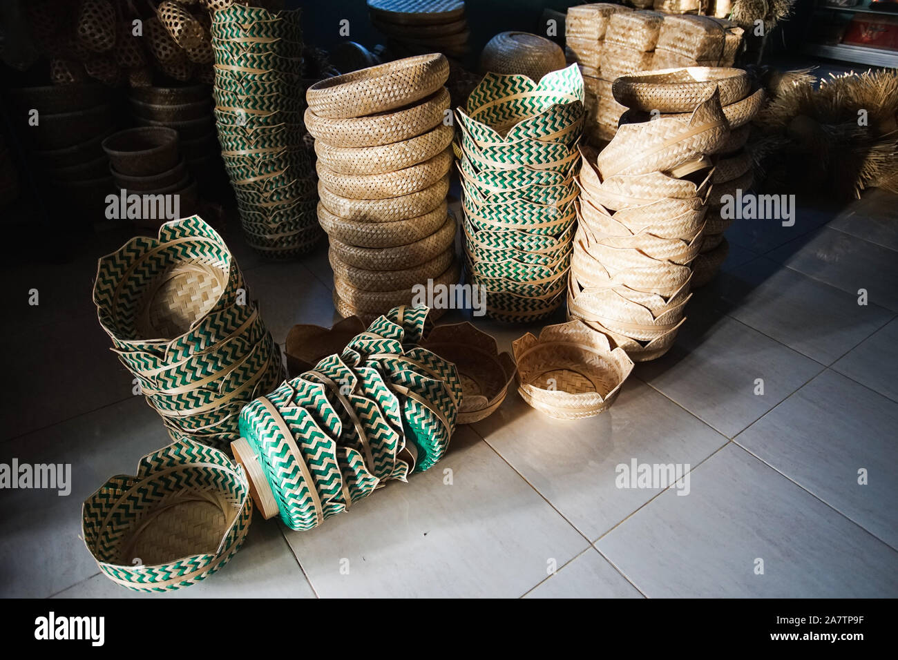 Traditionelle einzigartige Bambus Kunsthandwerk angezeigt auf einem Shop um brajan Dorf, Yogyakarta, Indonesien Stockfoto