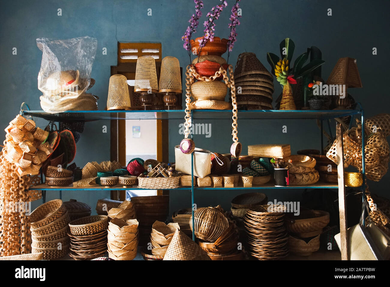 Traditionelle einzigartige Bambus Kunsthandwerk angezeigt auf einem Shop um brajan Dorf, Yogyakarta, Indonesien Stockfoto