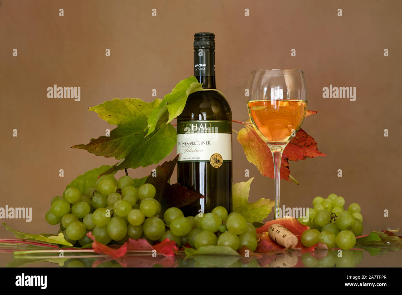 Wein, Weisswein, Weintrauben, Weinblätter, Stillleben, Stockfoto