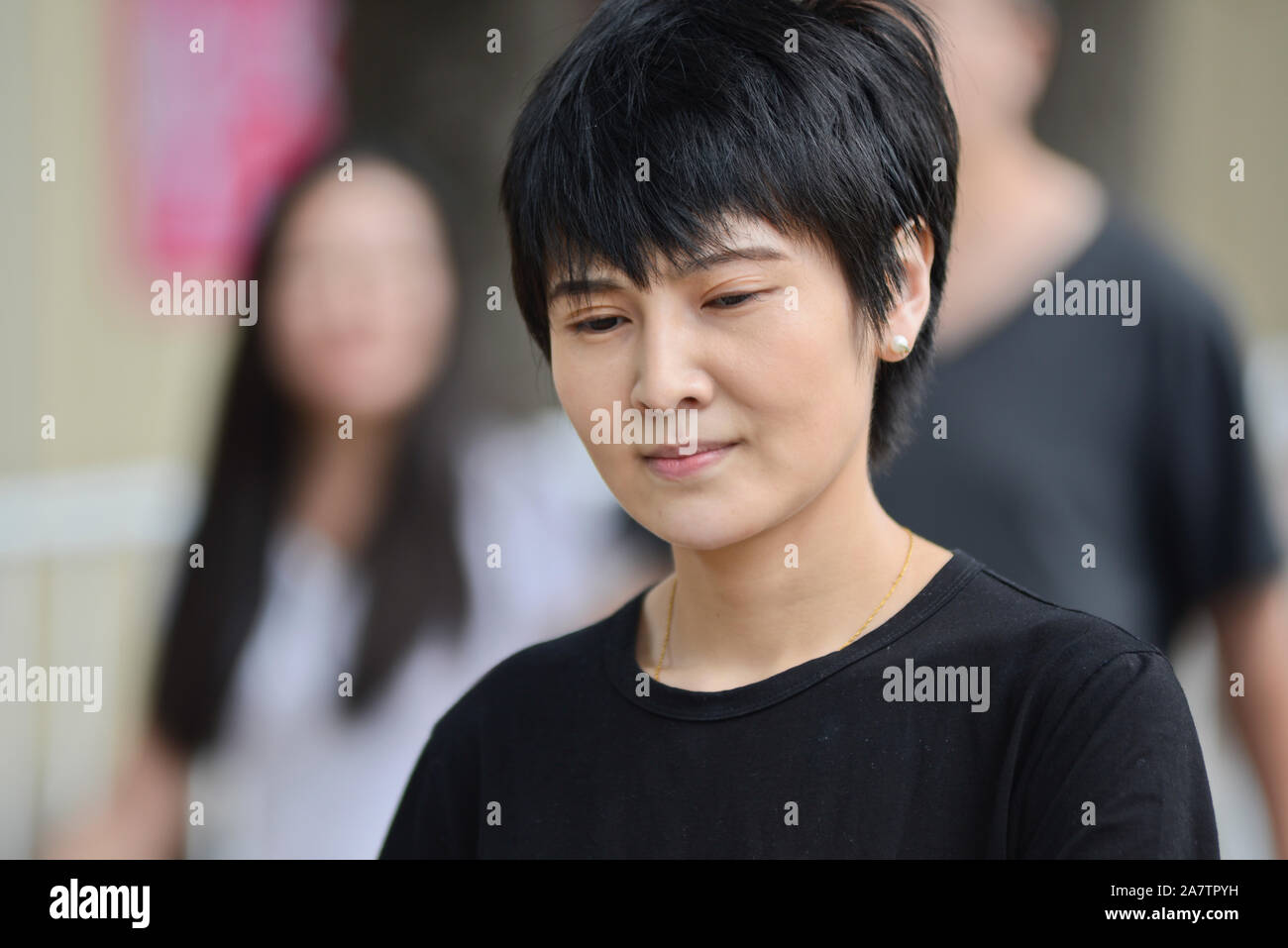 Chinesische Frau in einem schwarzen T-Shirt. Platz des Himmlischen Friedens, Peking, China Stockfoto