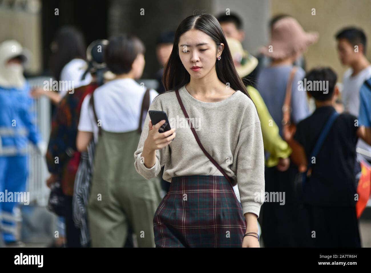 Chinesische Mädchen mit ihrem Handy. Auf dem Platz des Himmlischen Friedens, Peking, China Stockfoto
