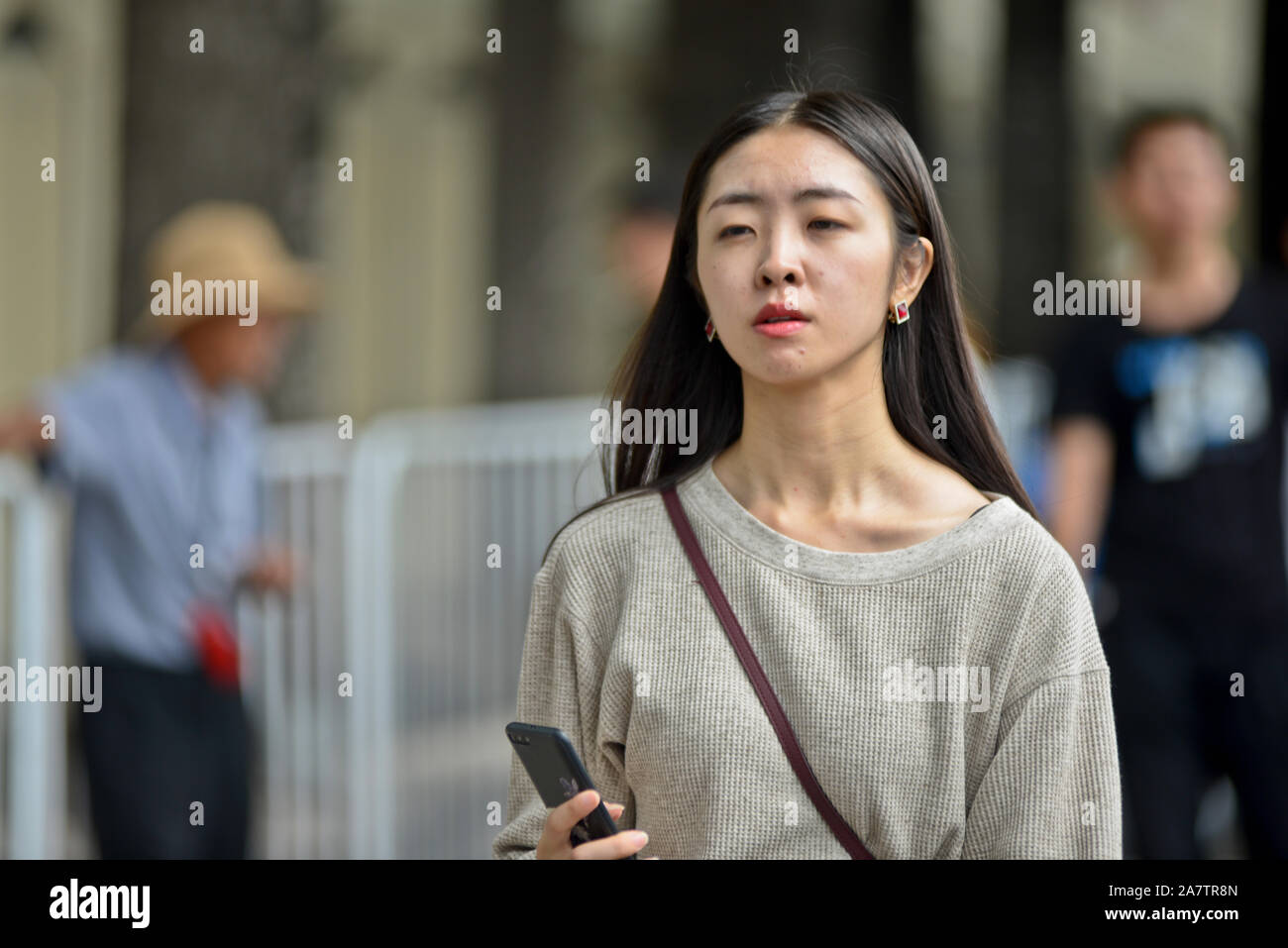 Chinesische Mädchen mit ihrem Handy. Auf dem Platz des Himmlischen Friedens, Peking, China Stockfoto