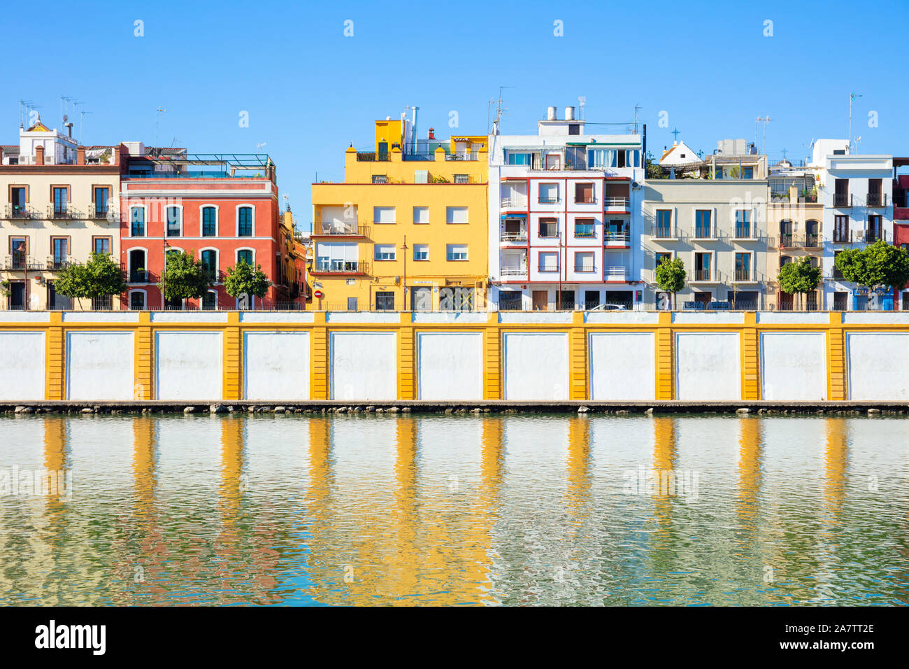 Triana farbige Häuser entlang der Ufer des Flusses Guadalquivir Sevilla Sevilla Spanien Sevilla Andalusien Spanien EU Europa Stockfoto