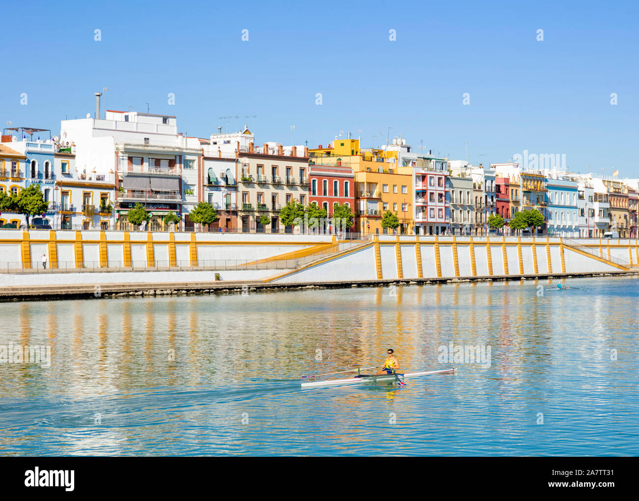 Triana farbige Häuser entlang der Ufer des Flusses Guadalquivir mit einem rudergerät Sevilla Sevilla Spanien Sevilla Andalusien Spanien EU Europa Stockfoto