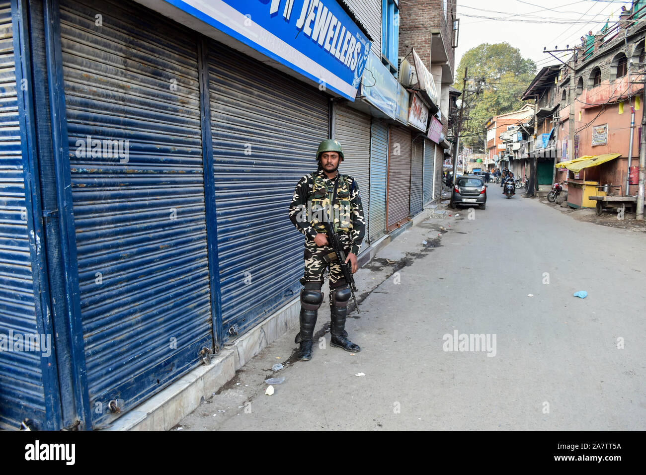Eine paramilitärische Trooper steht Alert in der Nähe der Angriff Website in Srinagar. Ein nicht-lokaler getötet wurde und mehrere Bewohner wurden verletzt, als eine Granate auf einen belebten Markt in Srinagar, explodierte. Stockfoto