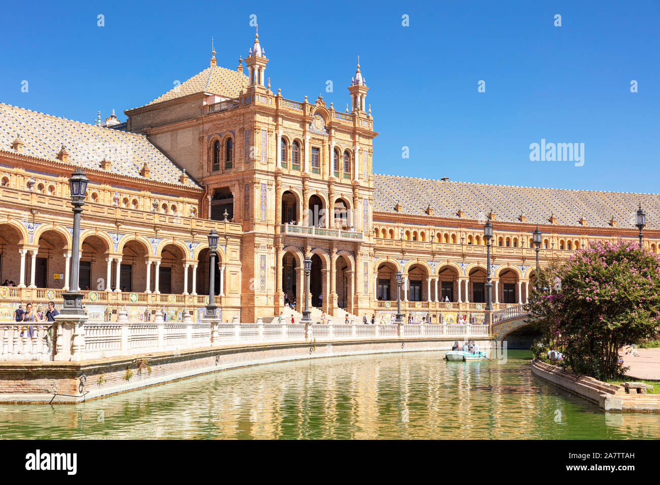 Ruderboot auf dem kleinen Kanal durch die Plaza de España in Sevilla Maria Luisa Park Sevilla Spanien Sevilla Andalusien Spanien EU Europa Stockfoto