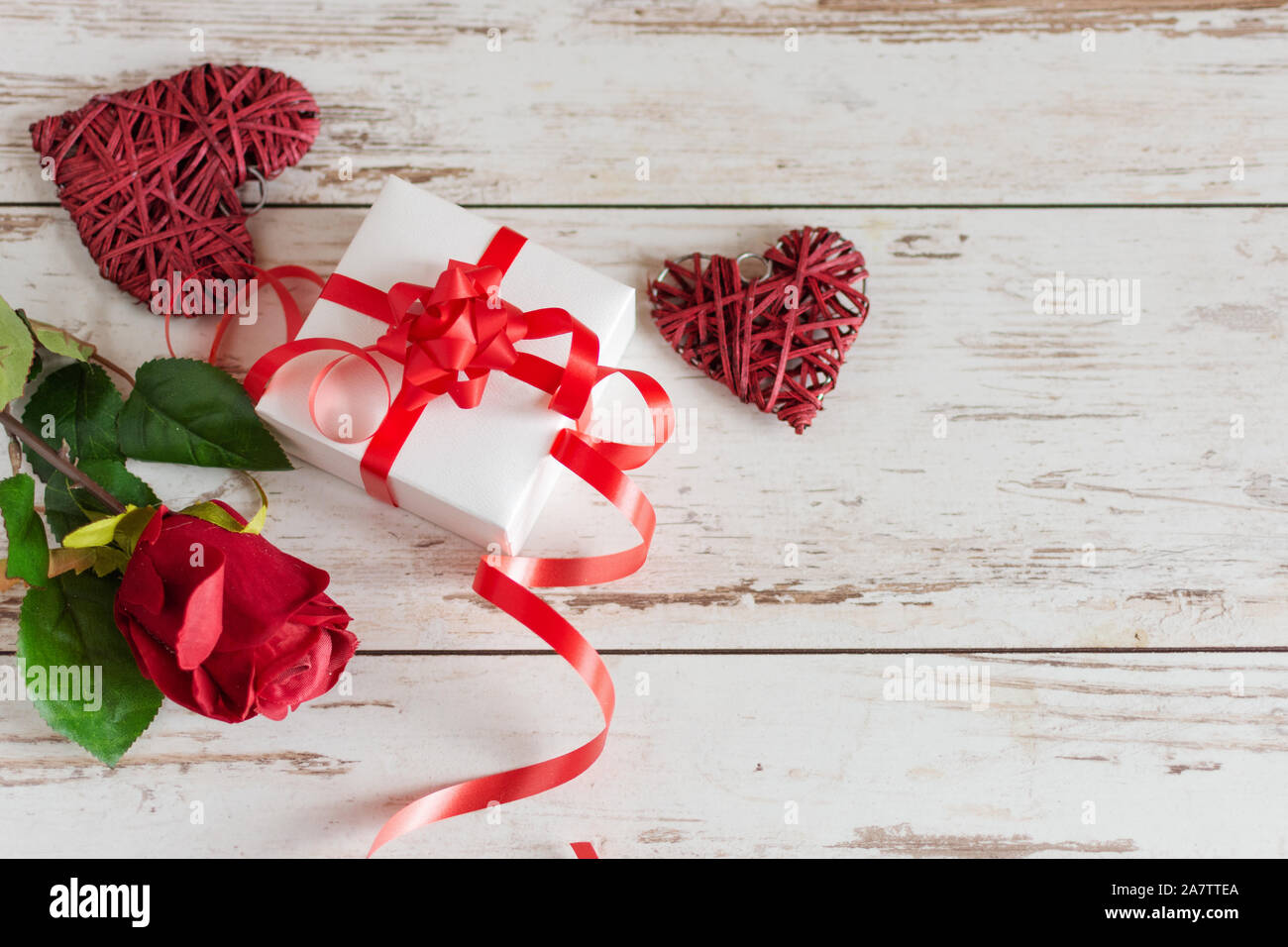 Rote Rosen mit Herzen auf Holz- Hintergrund. St. Valentines Tag oder Hochzeit Karte Konzept mit Kopie Platz für Ihren Text. Stockfoto