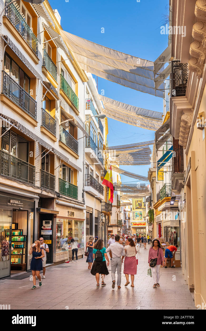 Geschäfte auf der Calle Sierpes mit Markisen und Vordächer an Käufer von der Hitze und der Sonne in der Innenstadt von Sevilla Spanien EU Europa schützen Stockfoto