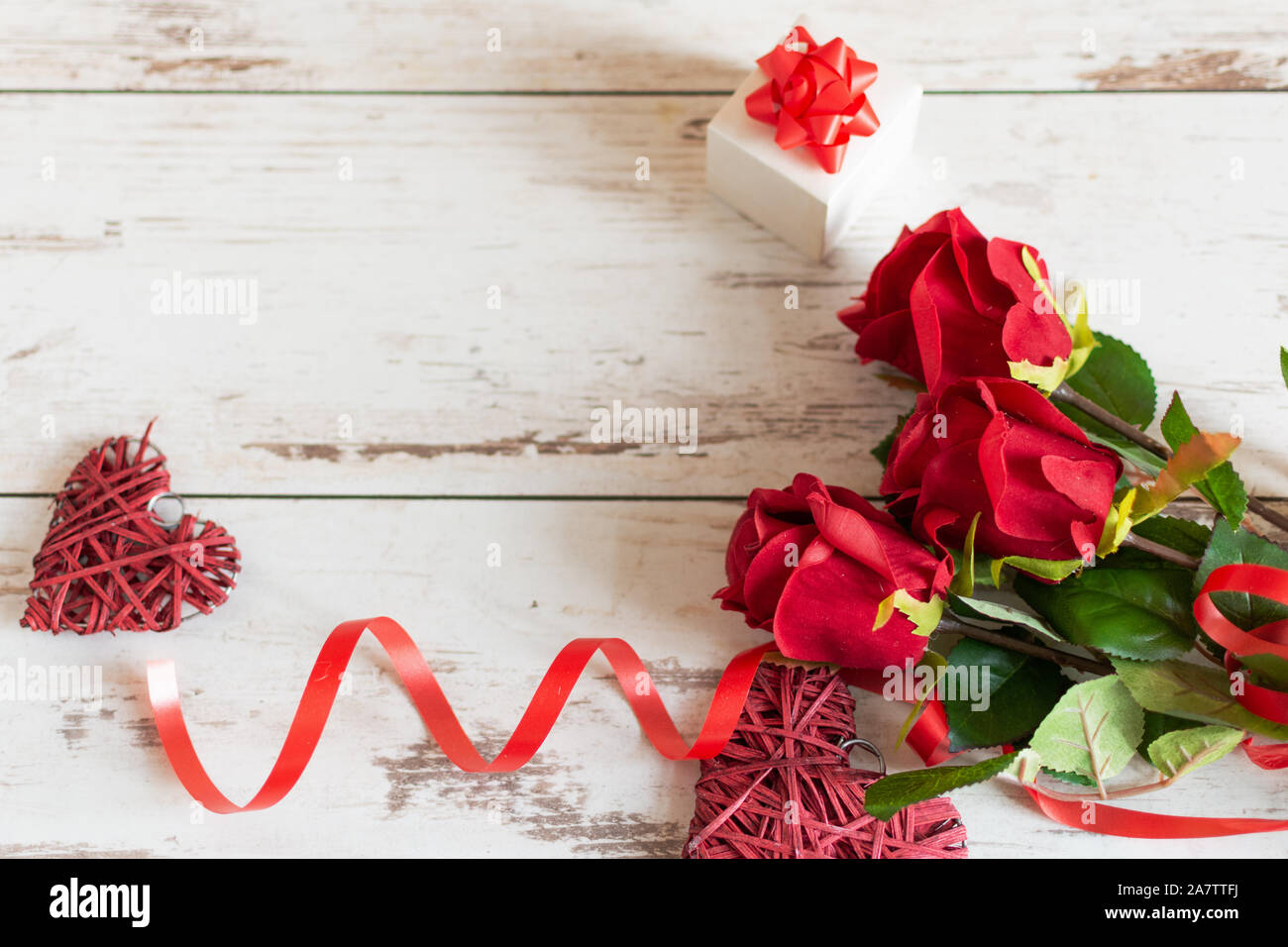 Rote Rosen mit Herzen auf Holz- Hintergrund. St. Valentines Tag oder Hochzeit Karte Konzept mit Kopie Platz für Ihren Text. Stockfoto